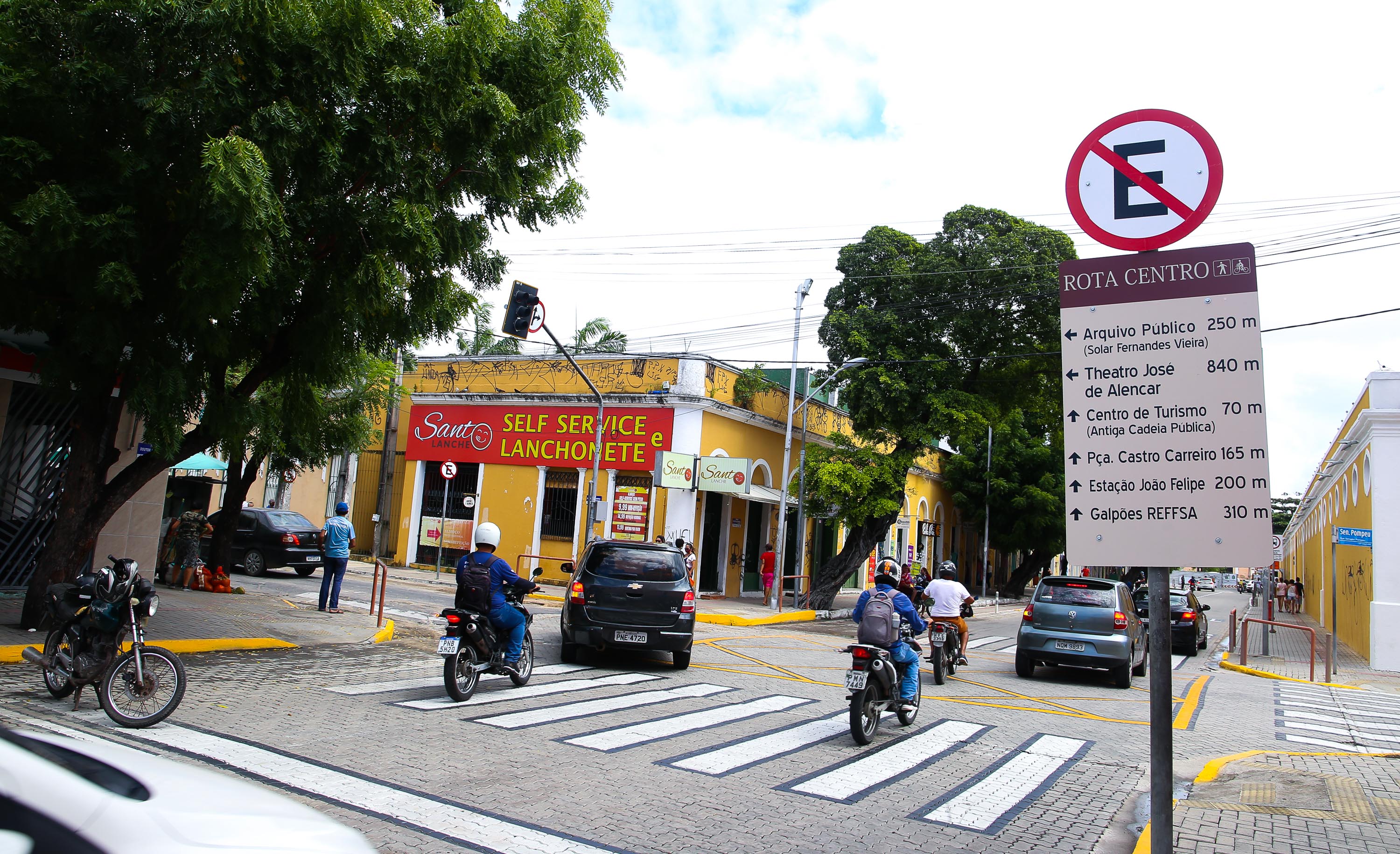 placa de sinalização turística em uma rua do Centro de Fortaleza